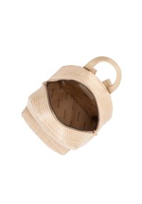 Zaino in paglia intrecciata naturale con manico in pelle curvato, tonalità beige, chiusura con zip e interno foderato con motivo a logo.