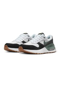 Sneakers bianco e nero realizzati in materiali scamosciati e in rete, con un accento verde, punta arrotondata e suola in gomma naturale.