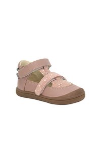Scarpa in pelle rosa con cinturino in velcro, design perforato e pois. Punta arrotondata e suola in gomma, con un accento color nocciola.