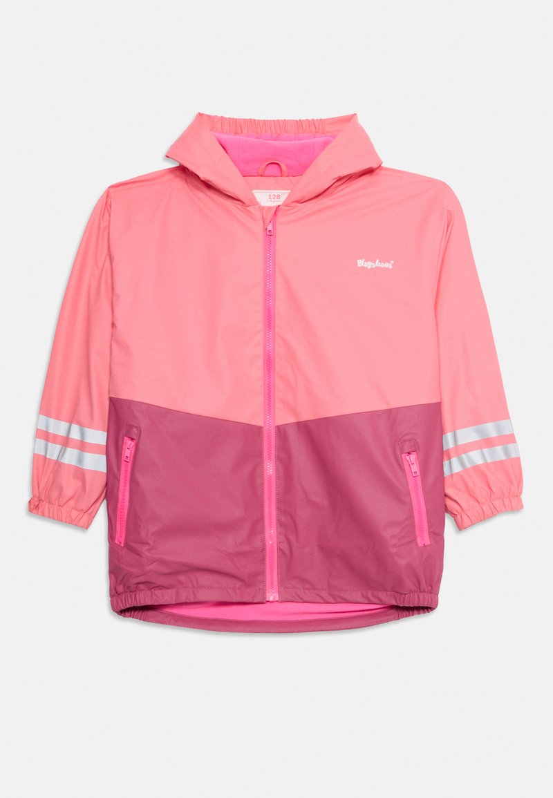Rosa Windbreaker-Jacke mit einem zweifarbigen Design, das einen helleren oberen Bereich, einen dunkleren unteren Bereich, reflektierende Streifen und mit Reißverschlüssen versehenen Taschen aufweist.