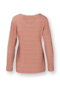 Langsleeve t-shirt in verbrande oranje met witte horizontale strepen. Zacht materiaal, ronde halslijn en een klein logo-detail aan de achterkant.