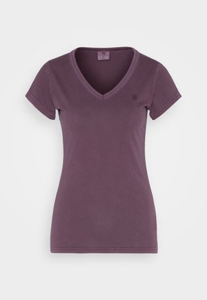 Koszulka V-neck w stonowanym fioletowym kolorze, z krótkimi rękawami, wykonana z bawełny, posiada małe logo po lewej stronie, gładką fakturę i klasyczny krój.