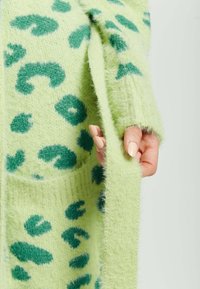 Liquorish FLUFFY LONGLINE ANIMAL PRINT - Cardigan - green