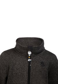 Giacca in pile nera con zip e colletto alto, tessuto testurizzato e tirazip personalizzato con una grafica. Logo discreto sul petto.