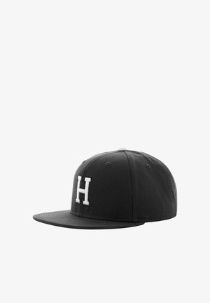 Sort kasket med flad skygge og et hvidt broderet "H"-logo på forsiden. Lavet af bomuld med en glat overflade.