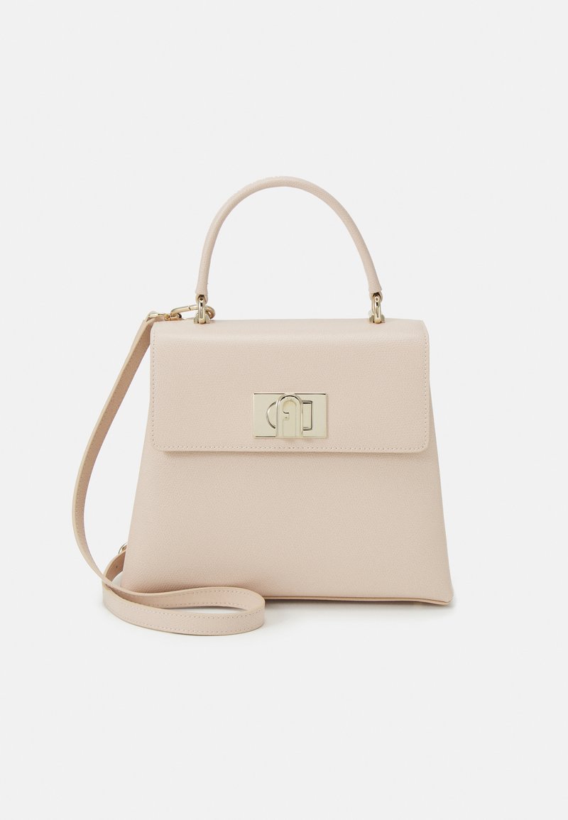 Helle beige Lederhandtasche mit strukturiertem Design, rechteckiger Form, oberem Griff und verstellbarem Schulterriemen. Verfügt über einen goldenen Verschluss.
