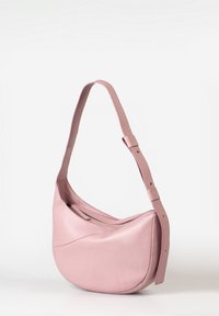 Borsa a spalla rosa in pelle con design curvo, tracolla regolabile e scomparto con zip. Texture liscia con finitura opaca.