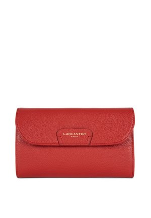 Portefeuille en cuir rouge avec une finition texturée, fermeture à rabat et logo doré en relief "LANCASTER PARIS" à l'avant. Forme rectangulaire compacte.