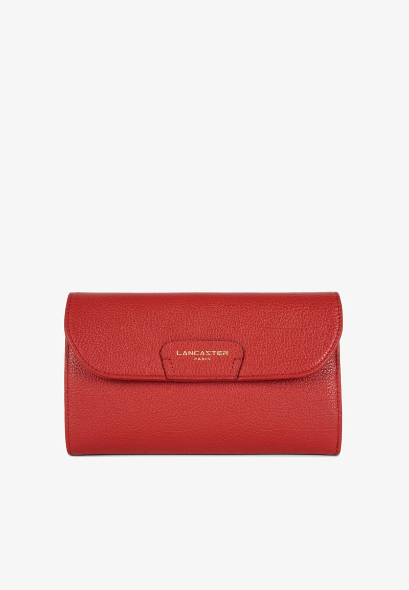 Rode leren portemonnee met een gestructureerde afwerking, klep met sluiting en goudkleurig geperst "LANCASTER PARIS" logo op de voorkant. Compact rechthoekige vorm.