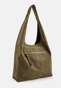 Olijfgroene, gestructureerde nepleren hobo tas met een grote opening, een enkele schouderriem en een voorvak met rits en gouden sierbeslag.
