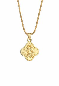 Ciondolo d'oro con una catena a corda attorcigliata; presenta una figura di santo dettagliata in rilievo circondata da un design floreale a quattro parti.