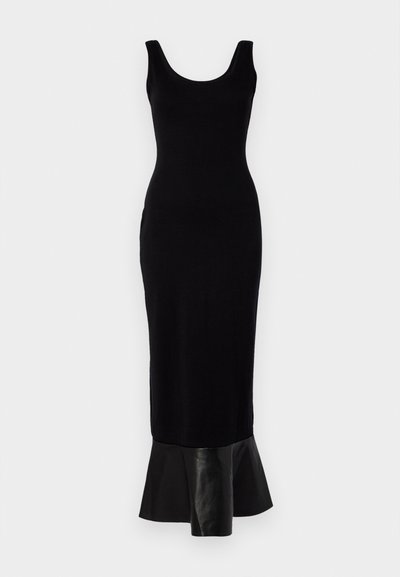 Robe midi noire à côtes avec un décolleté arrondi et un ourlet en cuir évasé. Texture lisse, silhouette ajustée et design minimaliste.