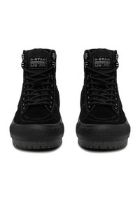 Pāris melnu G-Star Originals RAW džinsa augstie sporta apavi ar auklām un teksturētām gumijas zolēm, skatīti no priekšpuses.