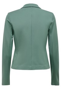 Skräddarsydd grön blazer med en slät yta, slagkrage och långa ärmar. Har en figurnära design och en ren sömdetalj bak.