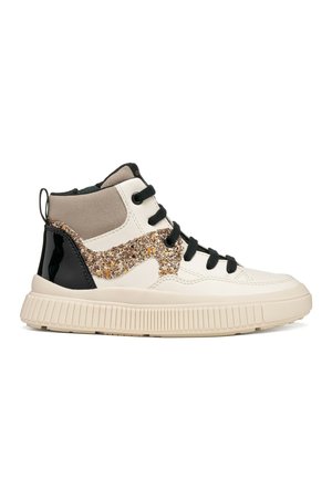 Basket montante avec semelle crème, panneaux blancs et beige, talon noir, lacets noirs et motif ondulé doré scintillant sur le côté.