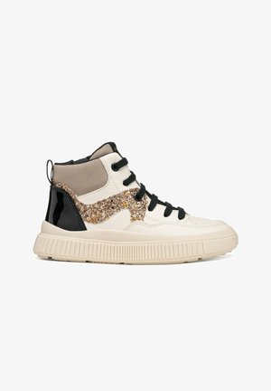 High-Top-Sneaker mit cremefarbener Sohle, weißen und beigen Einsätzen, schwarzer Ferse, schwarzen Schnürsenkeln und glitzerndem goldenen Wellenmuster an der Seite.