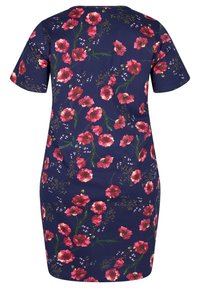 Vestido de camiseta floral con mangas cortas, fondo azul marino, presenta grandes flores rosas y tallos verdes, material de algodón suave, diseño hasta la rodilla.