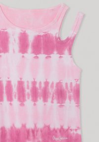 Camiseta sin mangas de teñido anudado en tonos rosas con textura acanalada. Presenta patrones en diferentes tonalidades de rosa. Pequeño logo en la esquina inferior derecha.