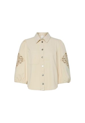 Kremfarget skjorte med knapper og korte pufferm, med en enkelt lomme og intrikat gullbroderi på ermene.
