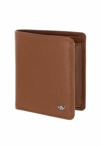 Portefeuille bifold en cuir marron avec coutures visibles et petit logo argenté en bas dans un coin, ouvert en angle.