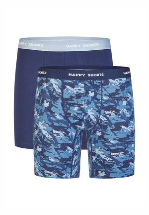 Blaue Herren-Boxershorts im Set: eine einfarbige dunkelblaue, eine mit blauem Camouflage-Muster. Beide haben einen schwarzen Bund mit "HAPPY SHORTS" in weißem Text.