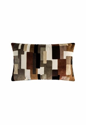 Rechteckiges Kissen mit einem geometrischen Muster aus sich überlappenden Rechtecken in Brauntönen, Schwarz, Beige und Creme.