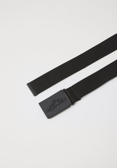 Cinturón de webbing negro con hebilla rectangular mate negra que presenta un logo en relieve. El material es duradero y texturizado.