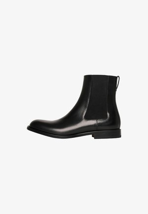 Schwarze Leder Chelsea-Boots mit glatter Oberfläche, elastischen Seitenpaneelen und einer Zuglasche, mit abgerundeter Zehenpartie und niedrigem Absatz.