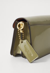COACH PATENT SIGNATURE LEATHER TABBY SHOULDER BAG 20 - Håndtasker - moss