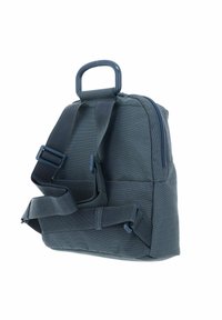 Zaino blu navy realizzato in tessuto testurizzato, dotato di spallacci regolabili, manico superiore e un compartimento con zip sulla parte anteriore.