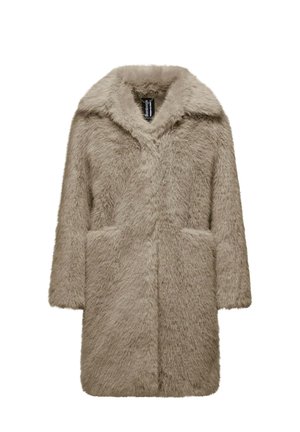 Lange beige nepbontjas met brede kraag, lange mouwen en twee voorzakken, weergegeven op een witte achtergrond.