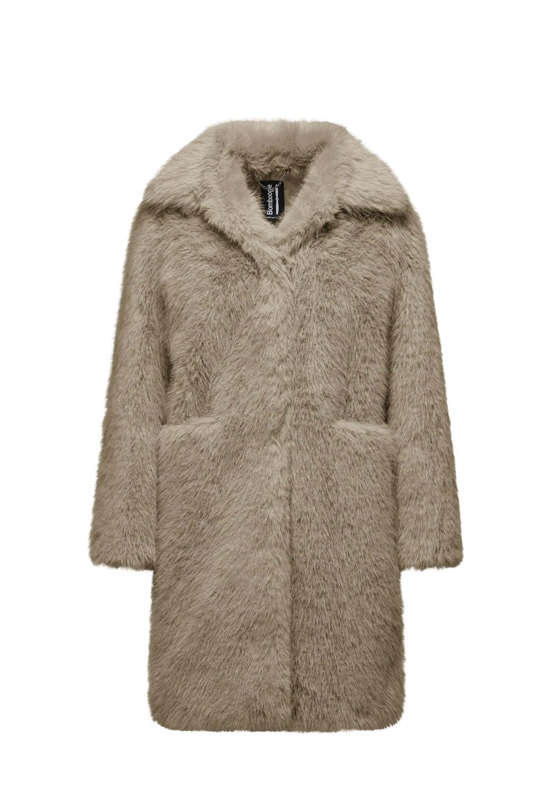 Cappotto lungo in pelliccia sintetica beige con ampio colletto, maniche lunghe e due tasche frontali, mostrato su uno sfondo bianco.