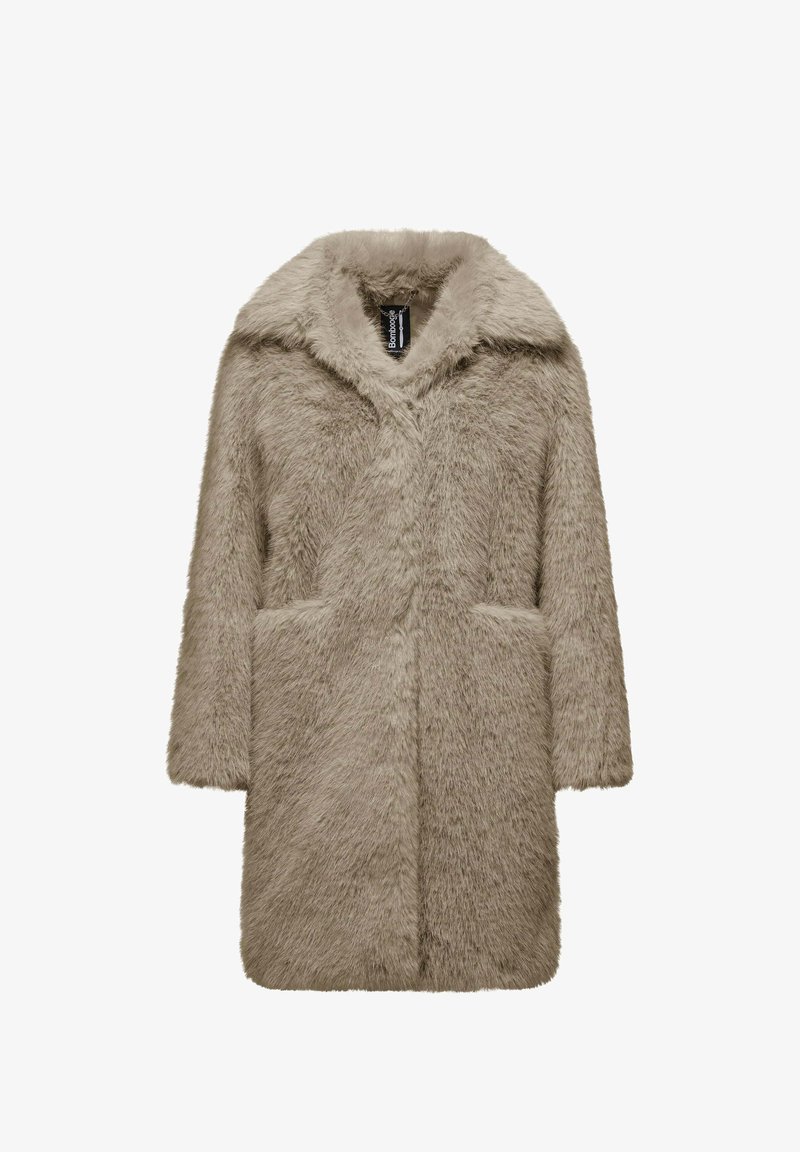 Cappotto lungo in pelliccia sintetica beige con ampio colletto, maniche lunghe e due tasche frontali, mostrato su uno sfondo bianco.