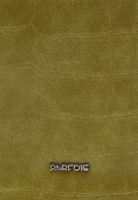 Materiale in pelle testurizzata verde oliva con un sottile motivo a coccodrillo, dotato di un logo "PARFOIS" in argento posizionato nella parte inferiore.