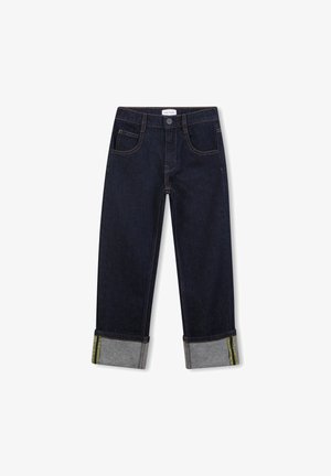 Donkerblauwe denim jeans met opgerolde zomen die grijze binnenstof en groene streepdetails laten zien, met voorzakken en knoopsluiting.