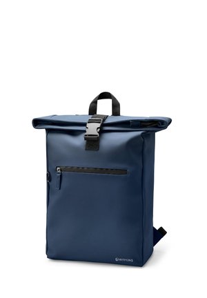 Marineblå ryggsekk med rull-topplokk, frontlomme med glidelås, svart spenne, bærehåndtak og skulderstropper, stående oppreist på hvit bakgrunn.