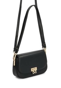 Sac à bandoulière en cuir noir avec une longue sangle ajustable et une fermeture à boucle dorée sur le rabat avant.