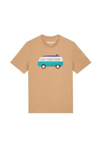Beige t-shirt met een afbeelding van een turquoise en witte vintage bus met een paarse surfplank bovenop, gepresenteerd op een effen achtergrond.