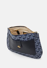 Clutch in tessuto blu navale con tasca interna con zip, hardware dorato e accentatura con logo; esterno a motivo testurizzato con un pannello nero liscio.