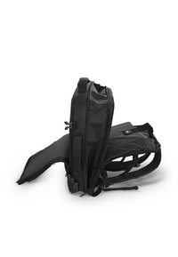 Czarny plecak wykonany z wytrzymałego materiału, z zamkami błyskawicznymi, regulowanymi paskami oraz eleganckim, płaskim designem i otwartą komorą.