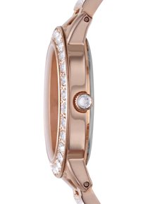 Montre en or rose avec une lunette texturée sertie de cristaux transparents, boîtier lisse et couronne sur le côté. Présente un design compact et un profil mince.