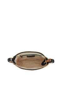 Borsa a tracolla in pelle nera con interno beige, chiusura a zip e hardware in tonalità oro. Caratteristiche includono una superficie liscia e una tasca interna.