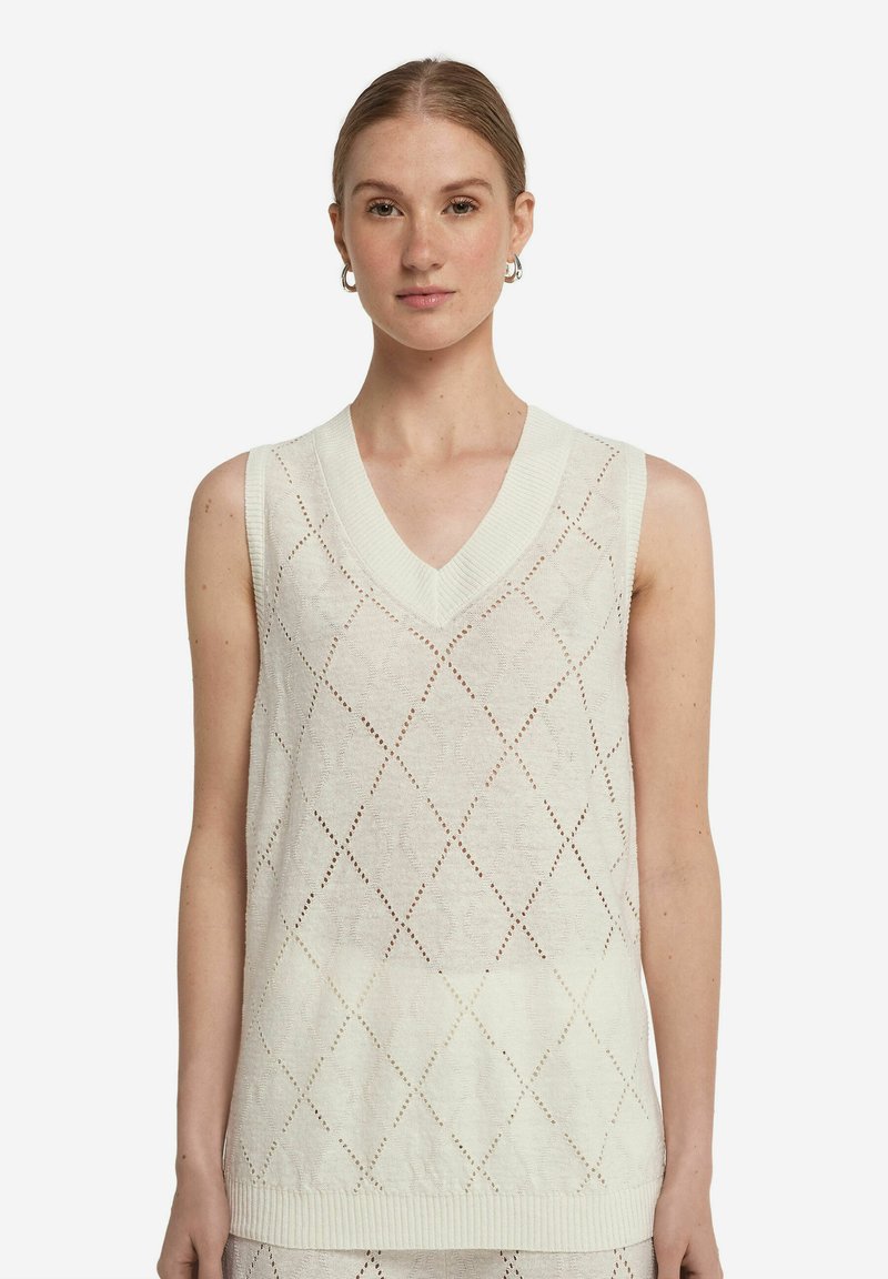 Stickad ärmlös topp i ljus elfenben med V-ringning, prydd med ett diamantmönster och ribbad nederkant. Tillverkad av andningsbart material.