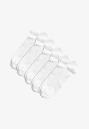 Vijf paar witte enkelsokken gemaakt van zacht katoen. Ze hebben geribbelde boorden en een gladde textuur, met versterkte hiel- en teenstukken.