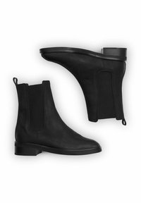 Czarne skórzane botki za kostkę z elastycznymi panelami po bokach, zaokrąglonym noskiem i niskim obcasem w kształcie bloku; gładka faktura z pętelką z tyłu.