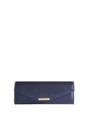 Marineblauwe rechthoekige clutch met envelopflap en kleine horizontale gouden sluiting, tegen een witte achtergrond.