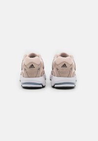 Ljust rosa adidas-sneakers med ovandel i mesh och mocka, vit mellansula, svart yttersula och den karakteristiska tre-randiga logotypen på hälen.