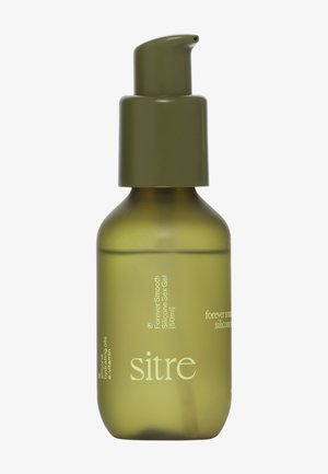 Botella dosificadora verde oliva etiquetada como "sitre" que contiene gel sexual de silicona Forever Smooth de 50 ml, con aceites hidratantes y vitamina E.