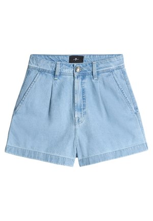 Hellblaue Denim-Shorts mit hoher Taille, mit vorderen Falten, seitlichen Taschen und einem silbernen Knopf am Bund.