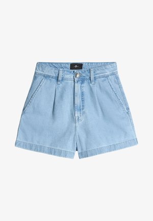 Shorts en denim bleu clair à taille haute, avec des plis sur le devant, des poches sur les côtés et un bouton en argent à la taille.